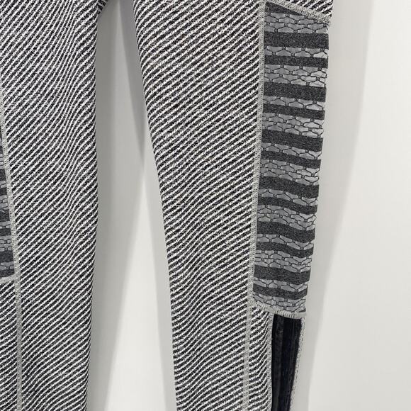 Mono B Striped 7/8 Length Workout Leggings Size Large - Picture 3 of 6